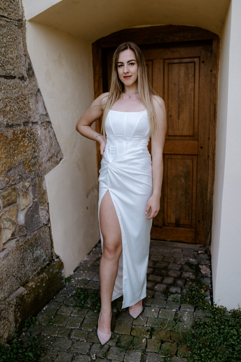 Popůlnoční pro nevěstu nebo plesové bílé korzetové šaty