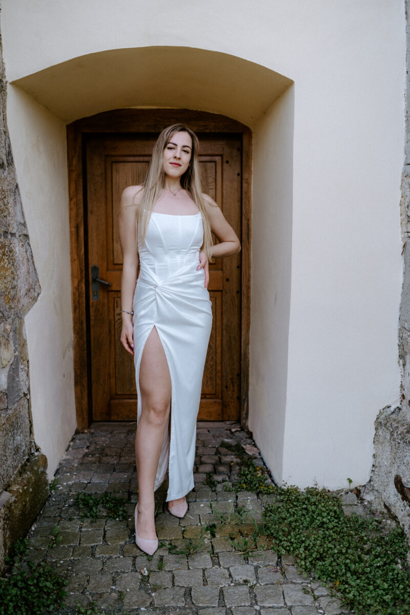 Popůlnoční pro nevěstu nebo plesové bílé korzetové šaty - Image 3