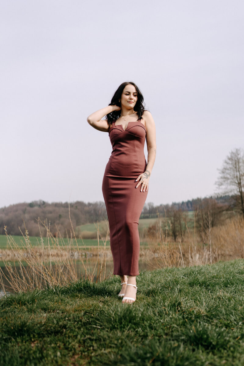 Hnědé elegantní midi šaty - Image 3