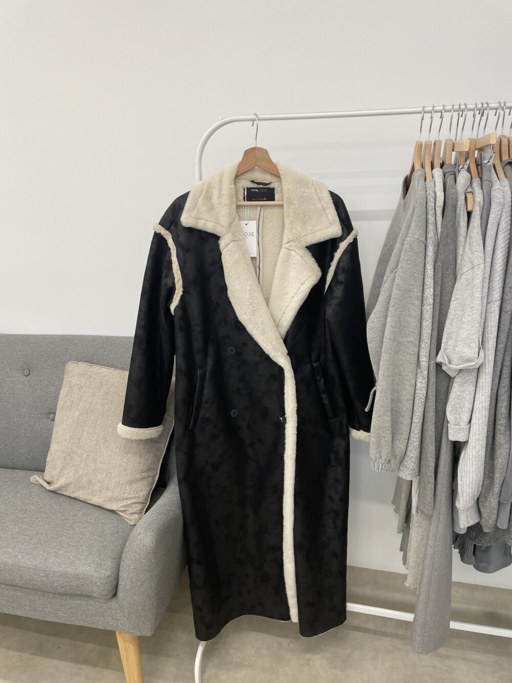 Dlouhý trendy kabát s kožíškem SINSAY vel. L