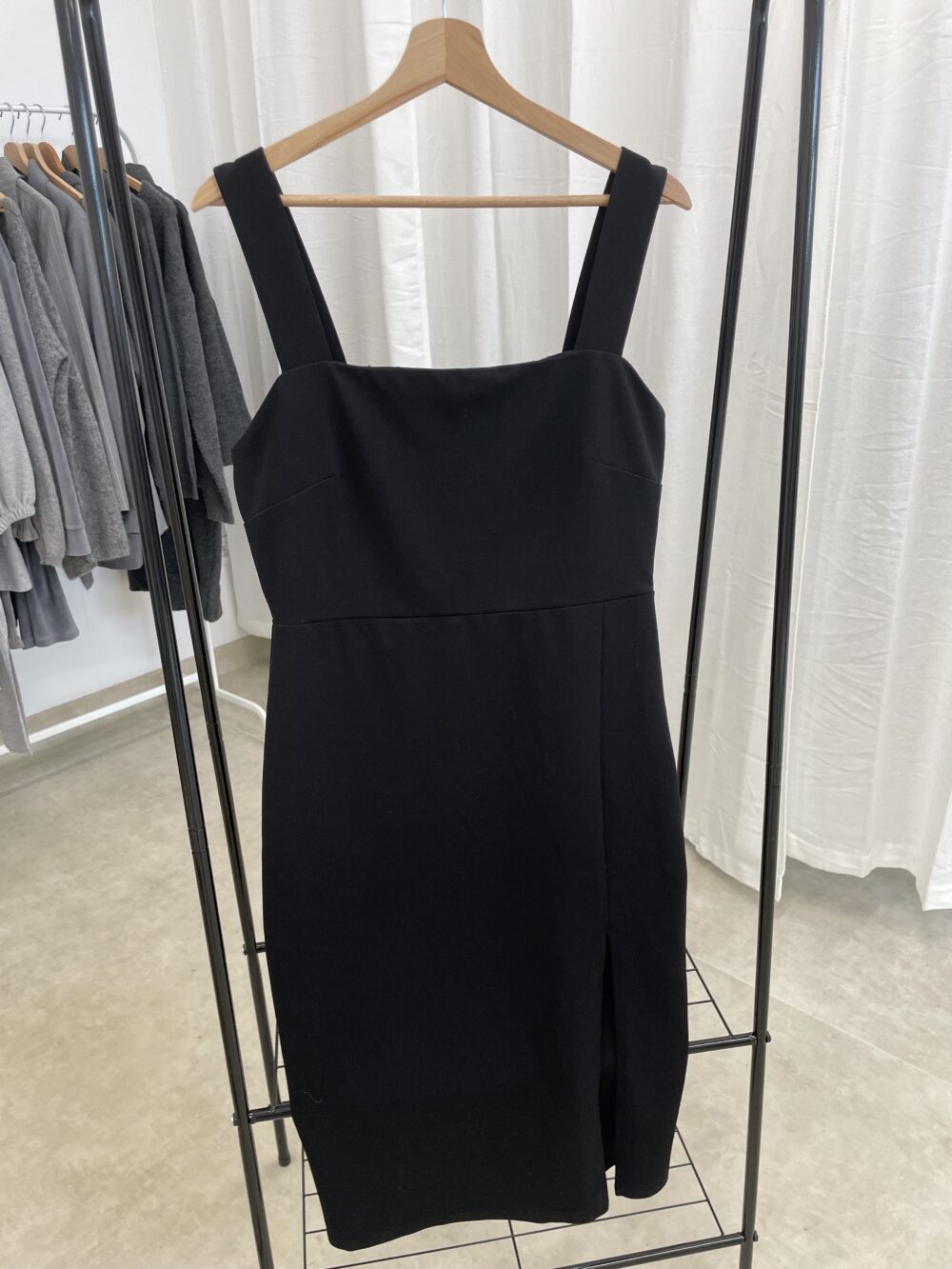 Nádherné pouzdrové minimalistické šaty vel. XL