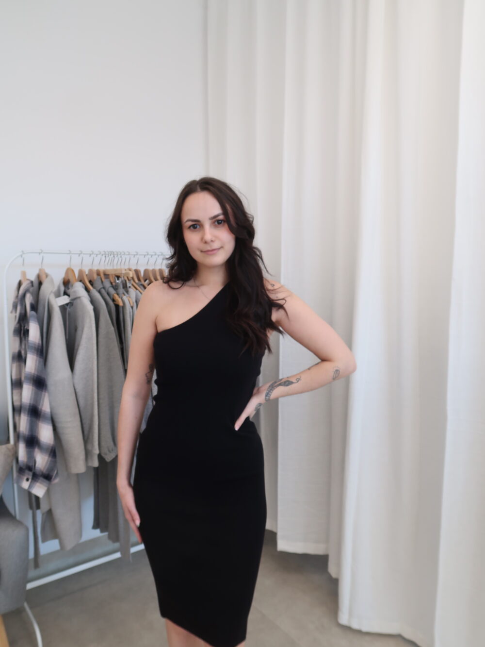Šaty na jedno rameno Bershka 70% viskóza vel.S/M