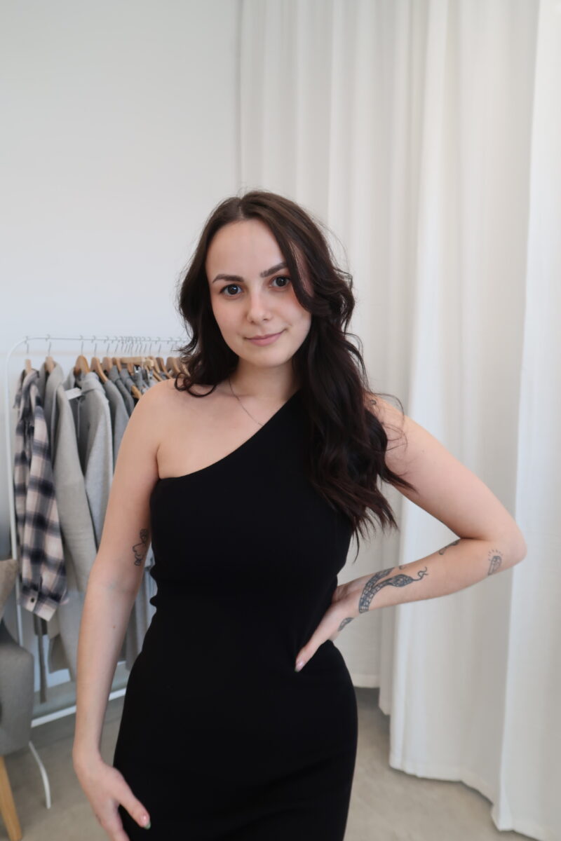 Šaty na jedno rameno Bershka 70% viskóza vel.S/M - Image 5