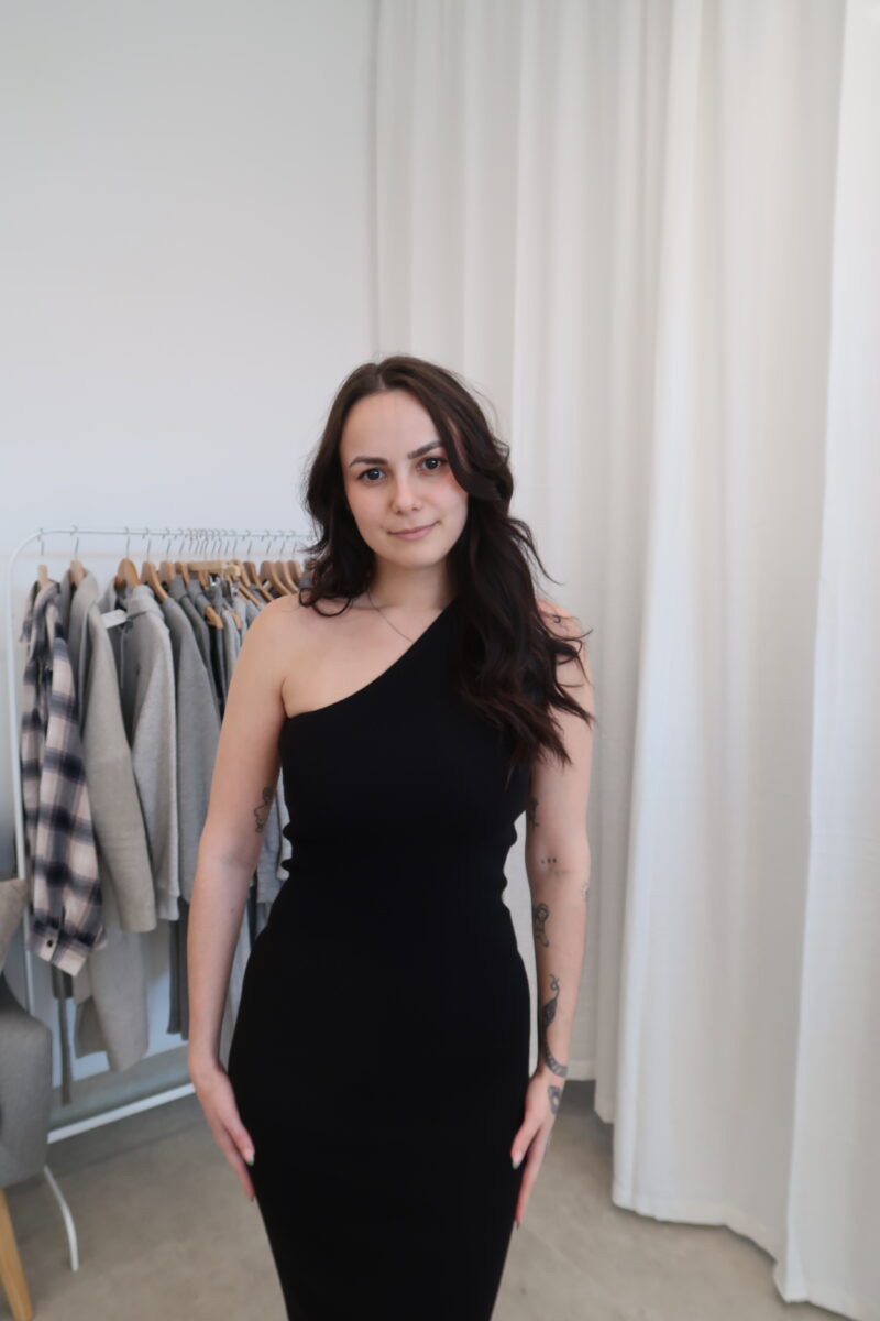 Šaty na jedno rameno Bershka 70% viskóza vel.S/M - Image 3