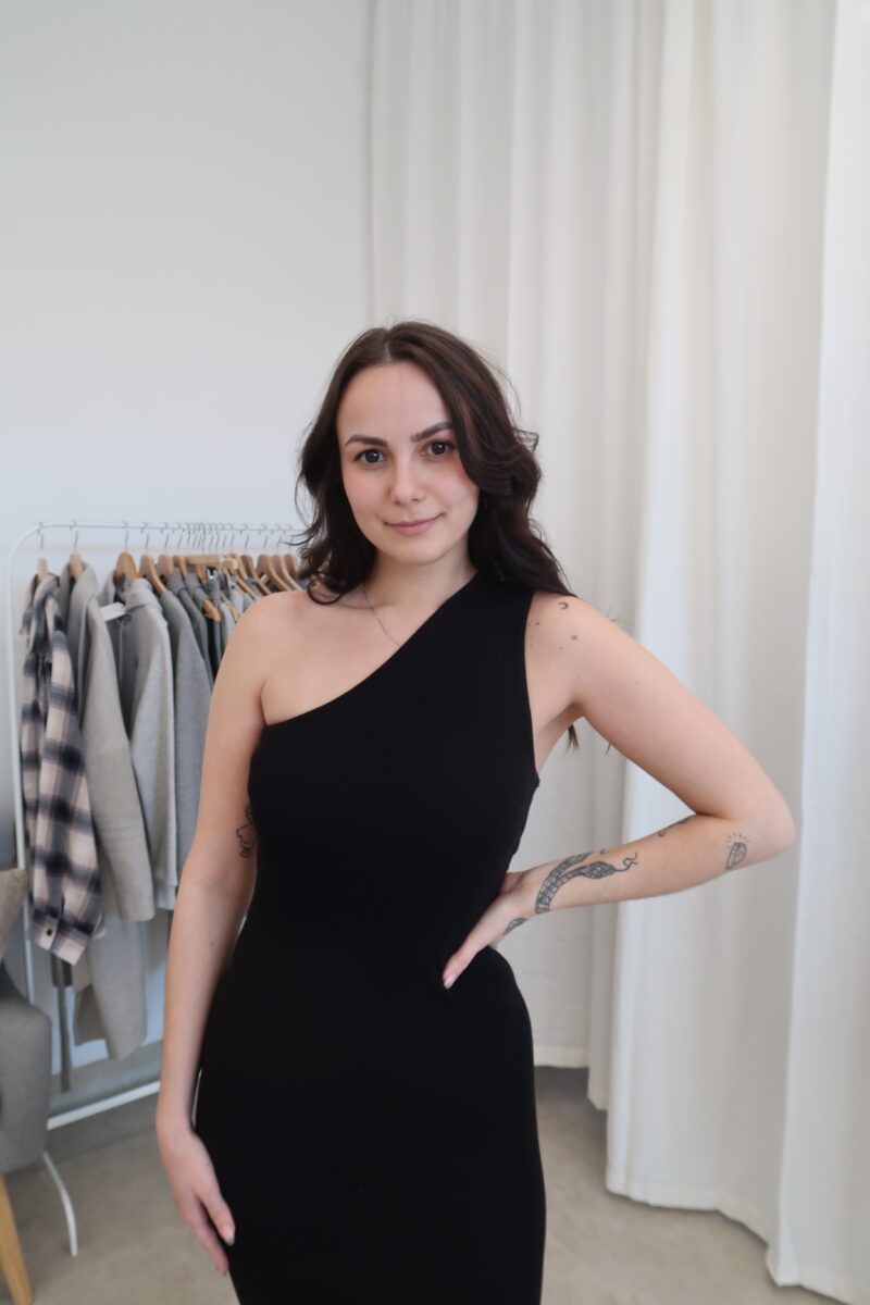 Šaty na jedno rameno Bershka 70% viskóza vel.S/M - Image 2